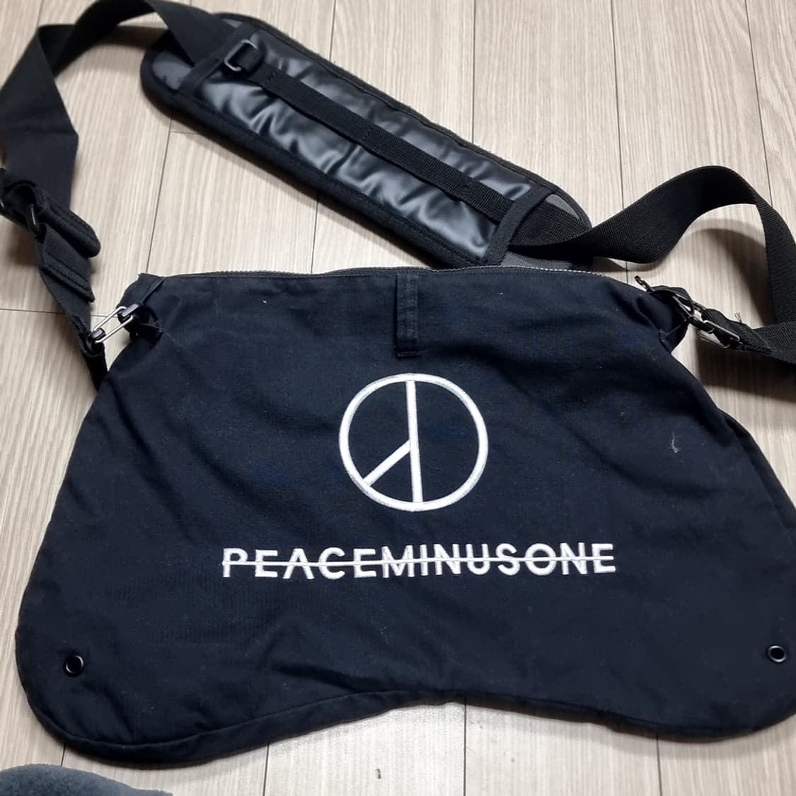 나이키 블랙 빅로고 크로스백 NIKE x PEACEMINUSONE 상품이미지2