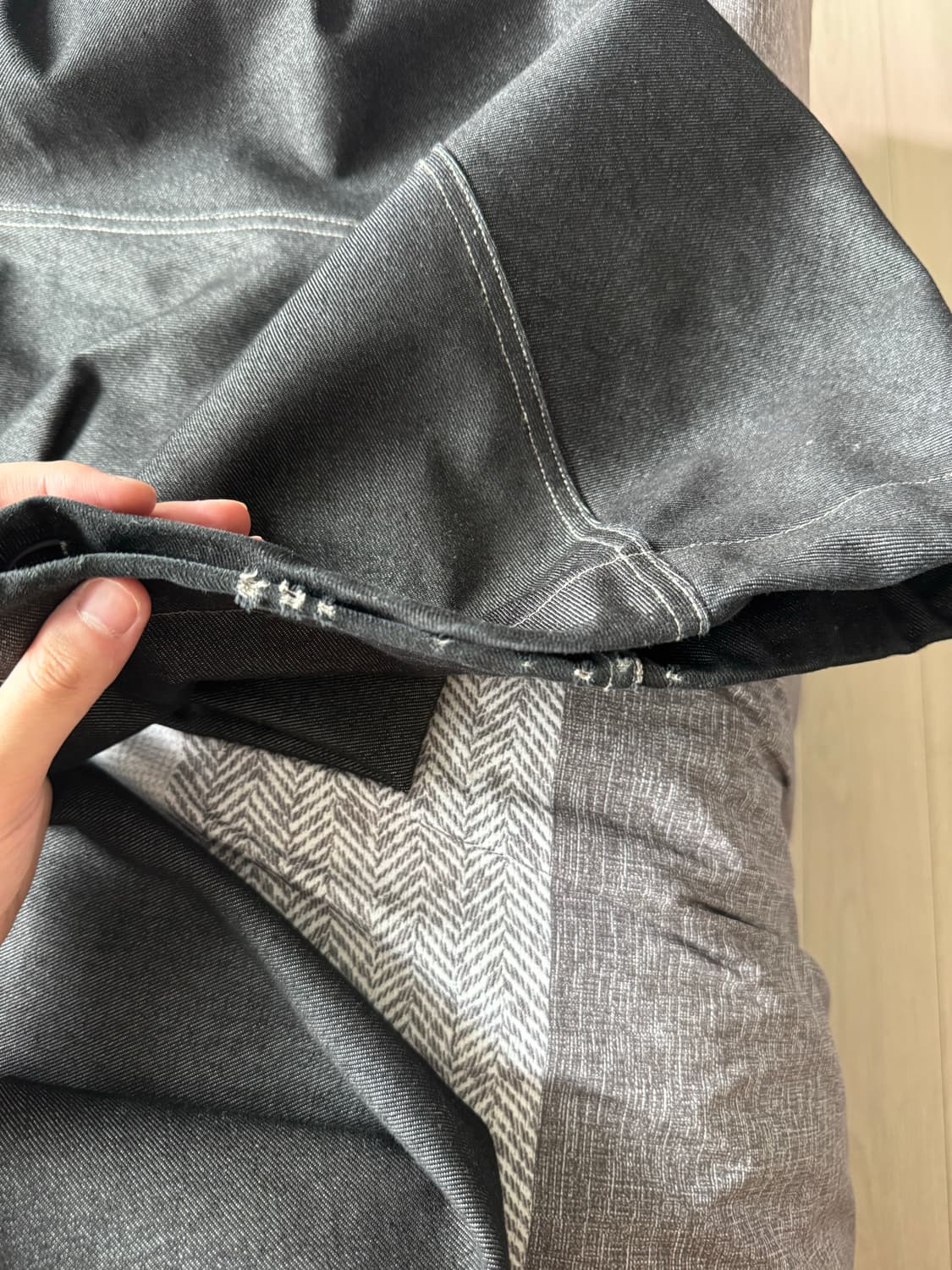 아캄 Knee Pin-tuck Printed Denim Pants  상품이미지4