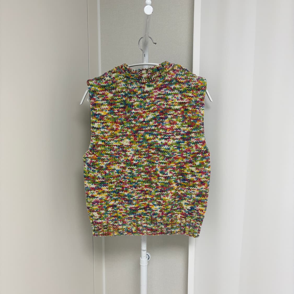 가니 GANNI 베스트 니트 조끼 제니 착용 상품이미지3