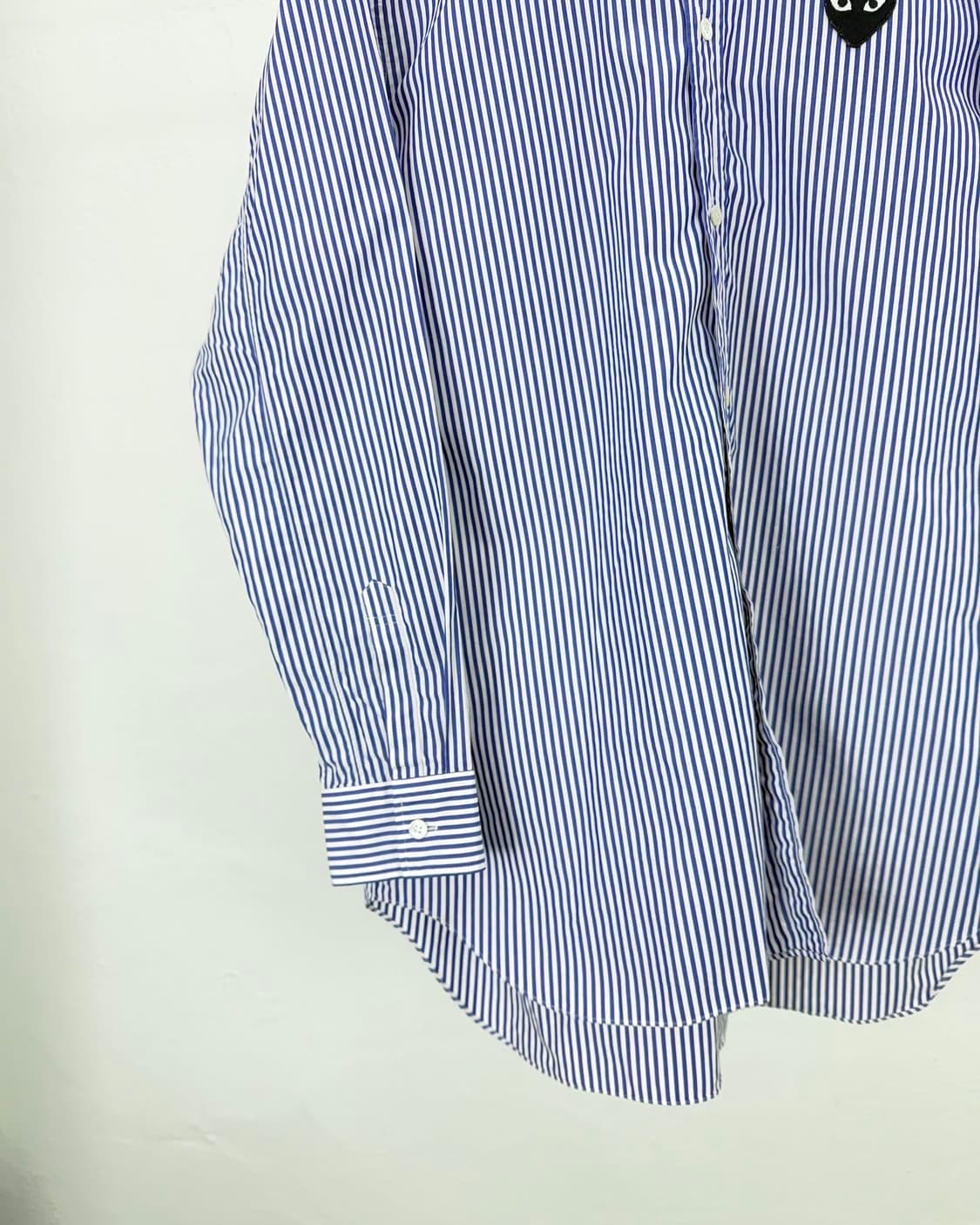 꼼데가르송 플레이 블랙 하트 와펜 블루 스트라이프 셔츠 상품이미지4
