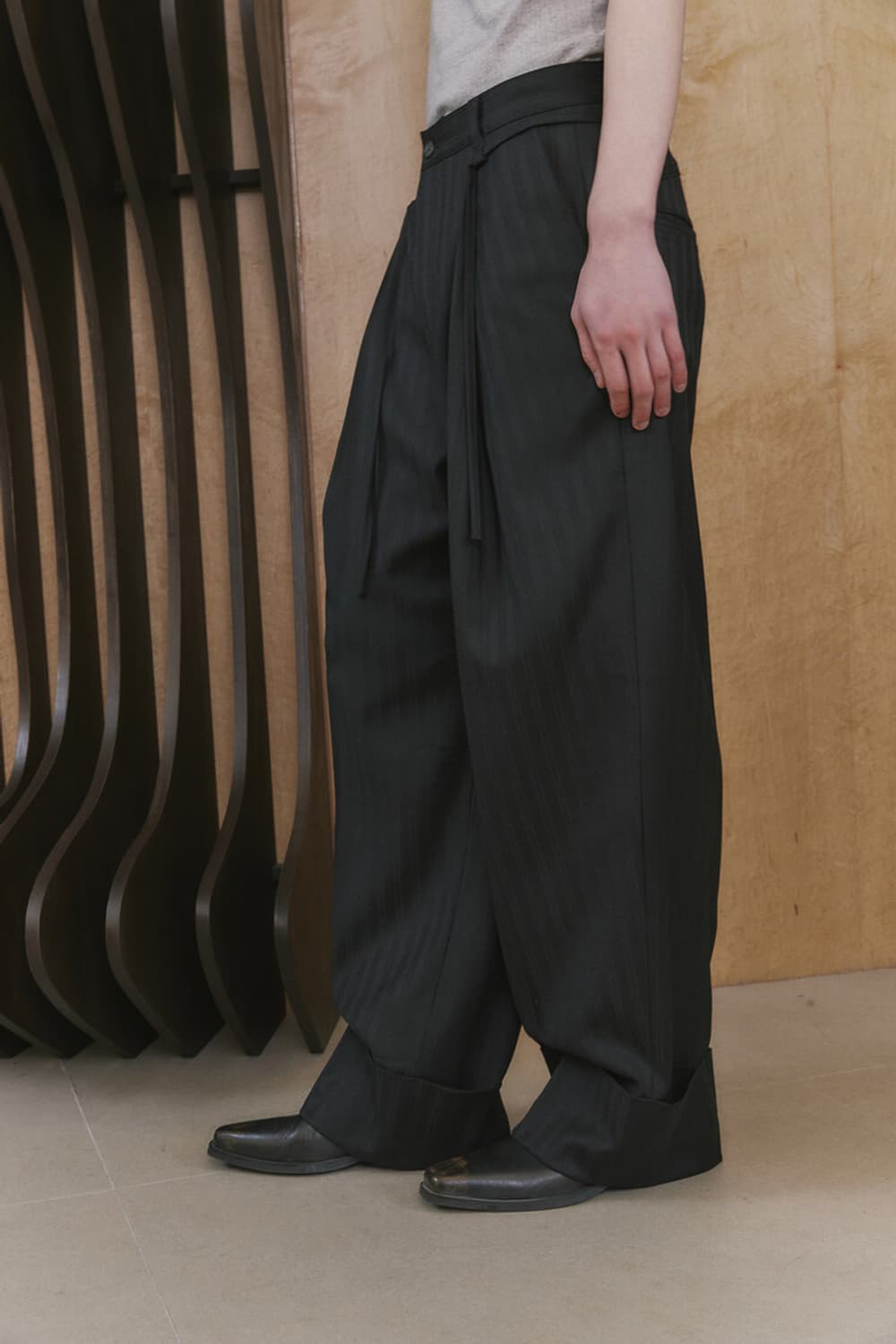 (1, 초판 명작) 웨이비니스 딥원턱 턴업 슬랙스 블랙 스트라이프 상품이미지1