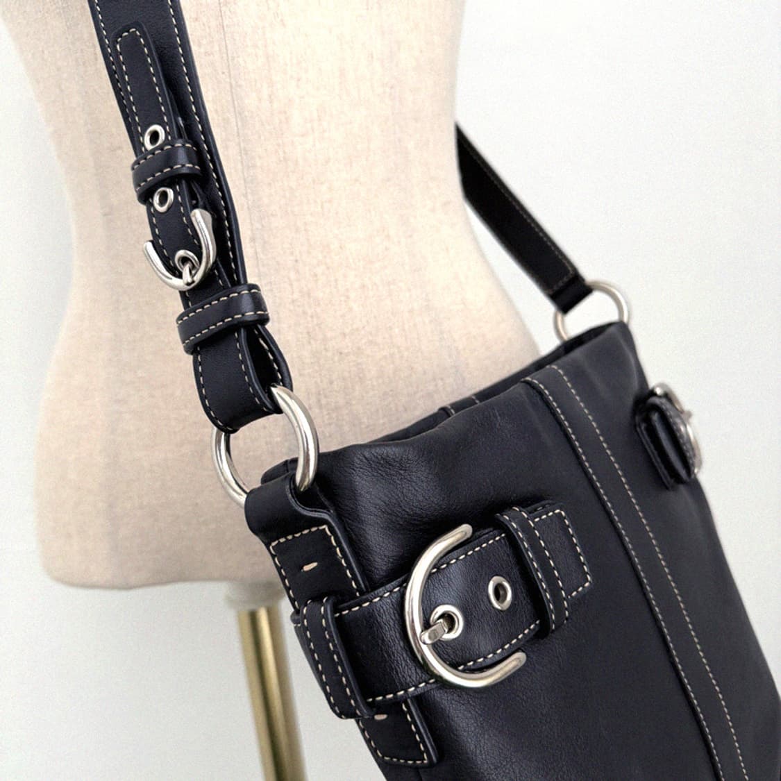 코치 버클 블랙 레더 크로스백 상품이미지2