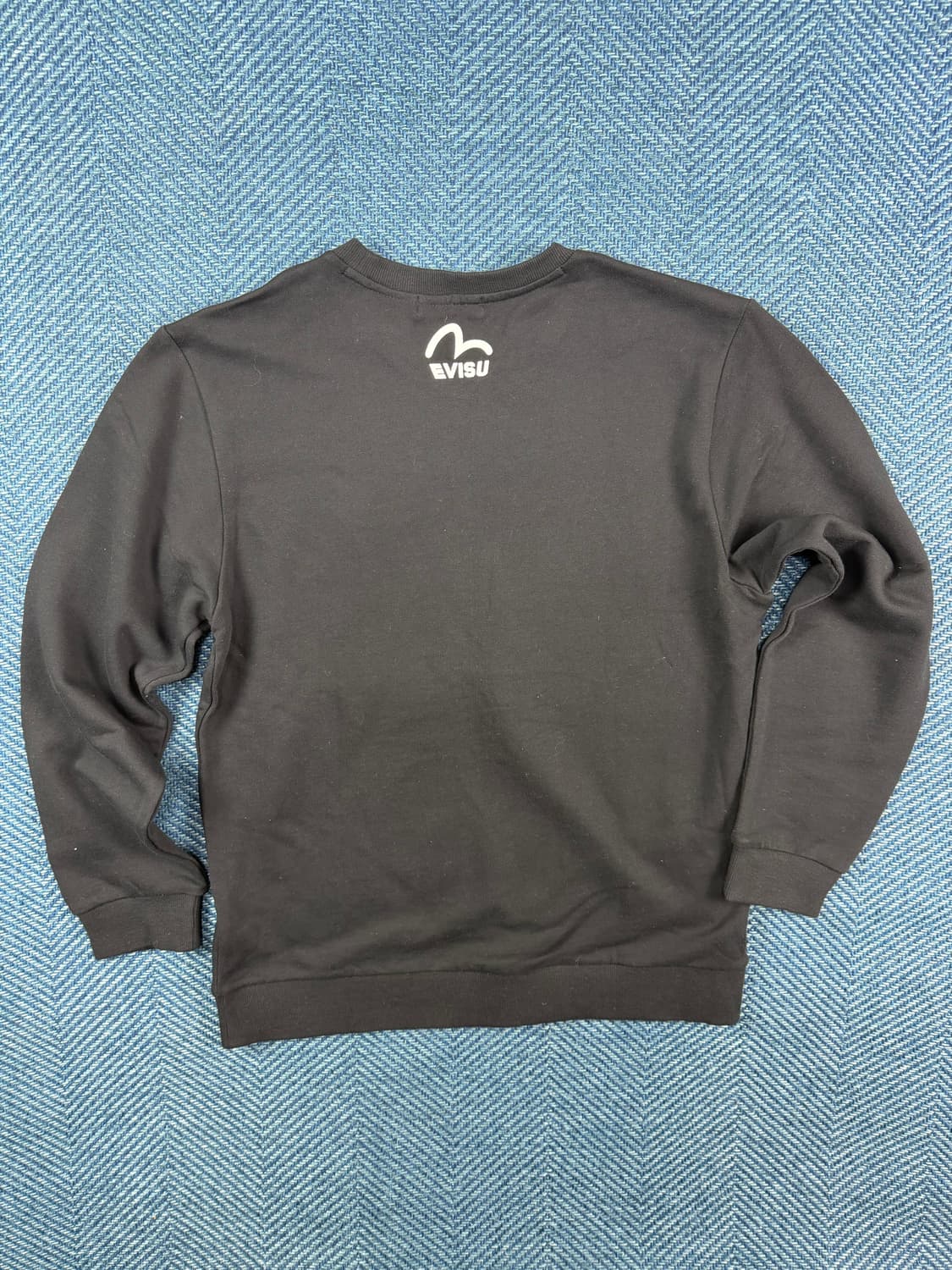 EVISU 프리미엄 그래픽 맨투맨: 완성도 높은 실루엣의 미학 상품이미지2