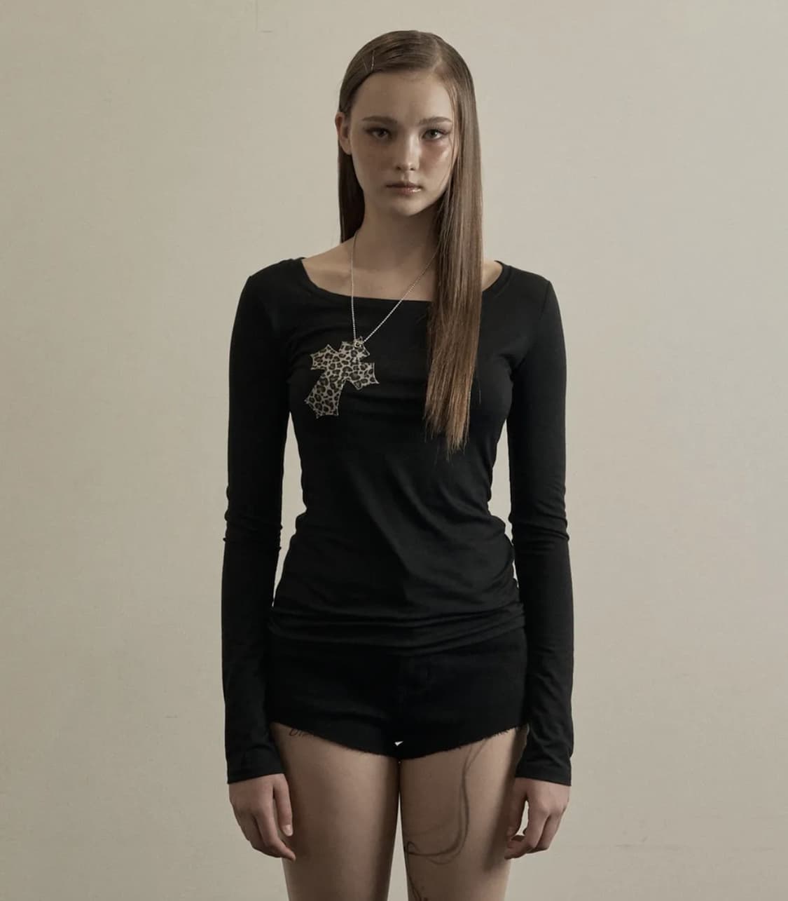 일리오 Black leopard cross necklace top 상품이미지1
