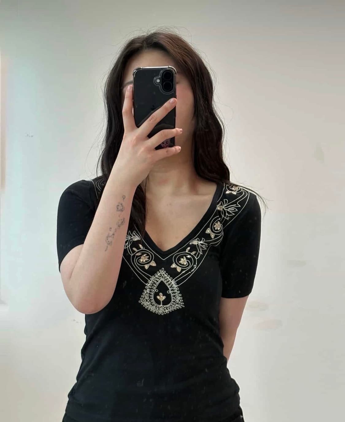 자수넥라인반팔티 상품이미지1