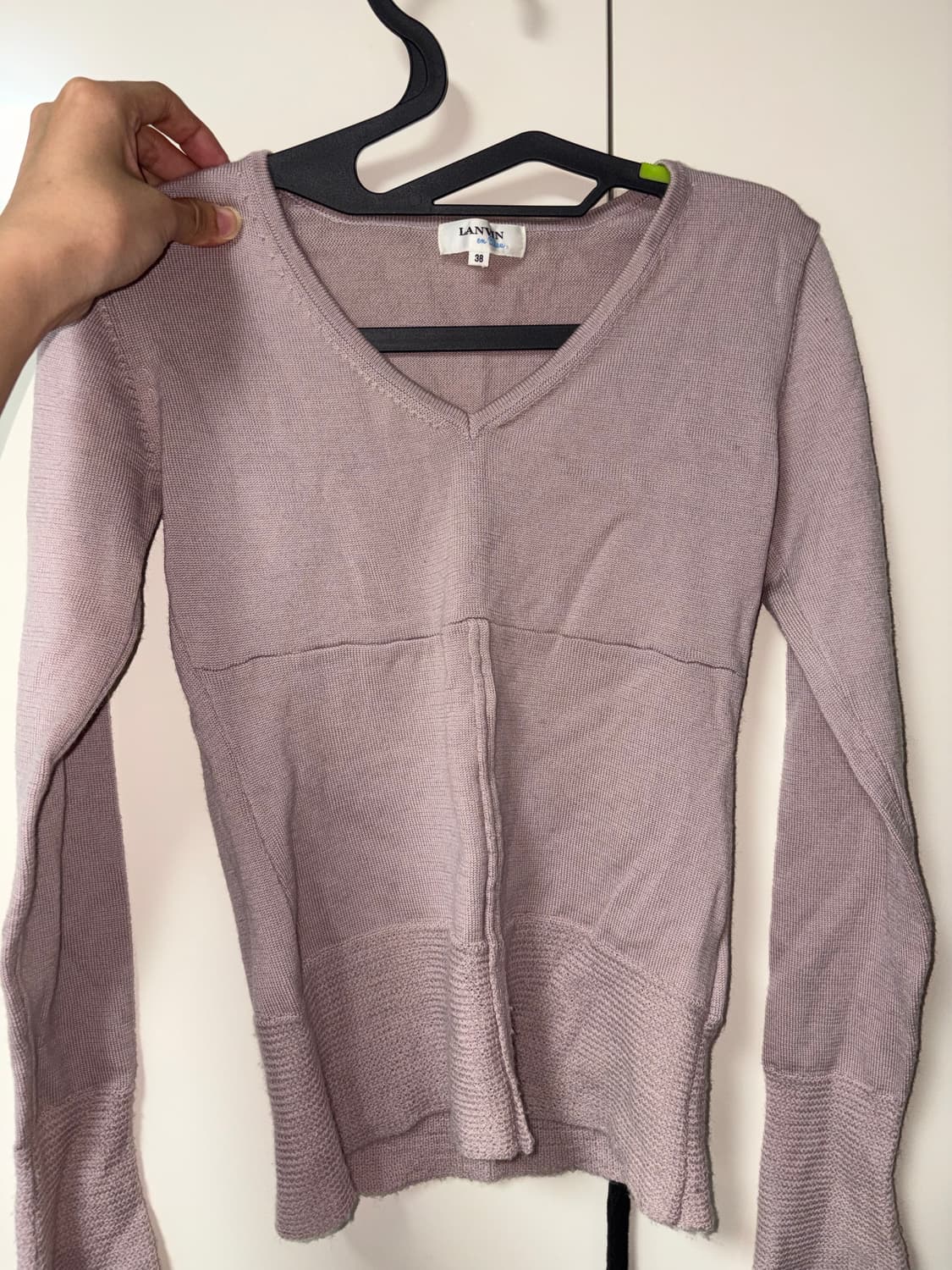 랑방 온 블루 애쉬핑크 색상 브이넥 니트 상품이미지1