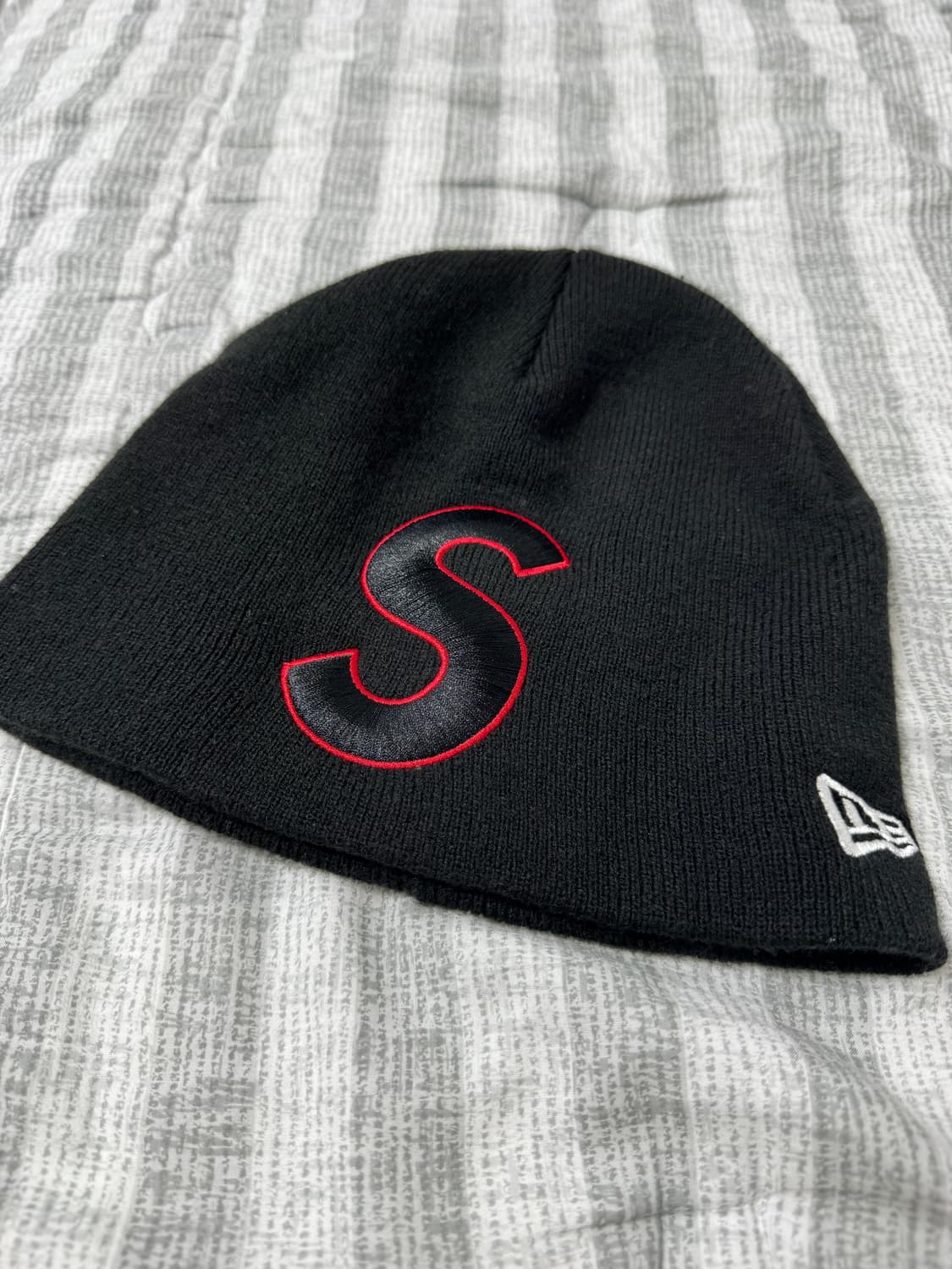 [Supreme] 뉴에라 S 로고 비니 블랙(23SS) OS 상품이미지1