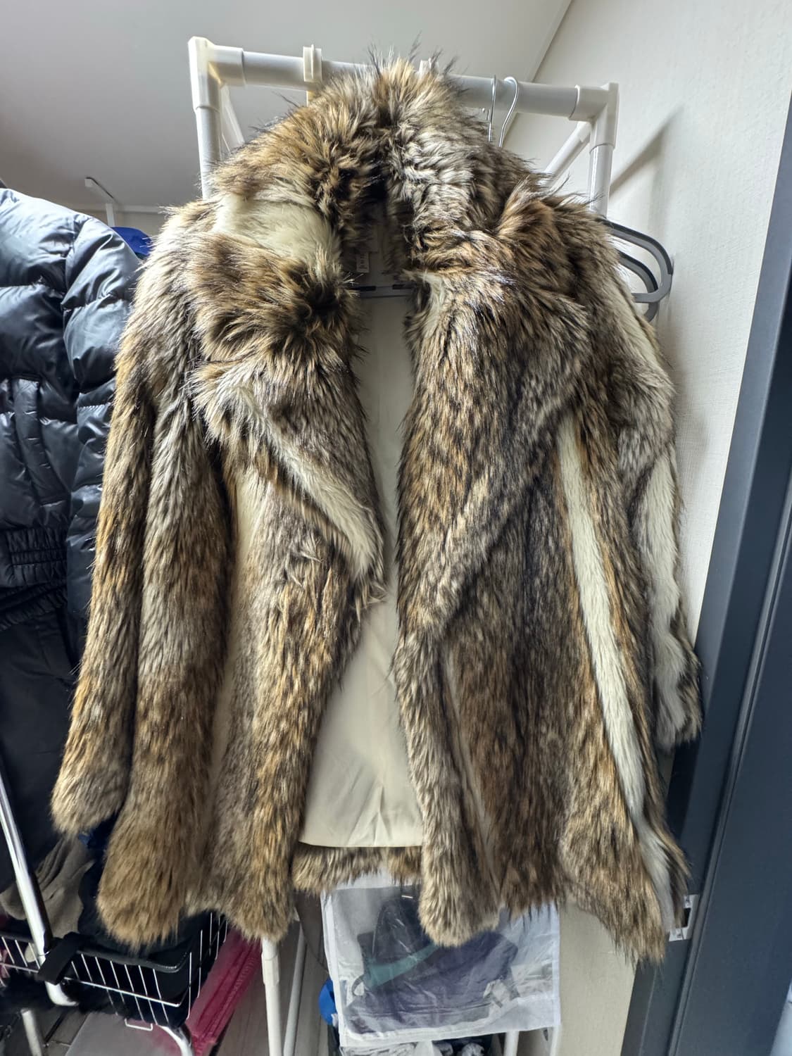 H&M 브라운 퍼 코트 상품이미지1