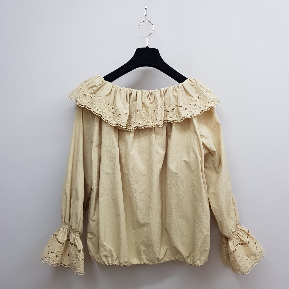 한섬 타임 TIME 프릴 오프숄더 레이스 블라우스 F사이즈 상품이미지4