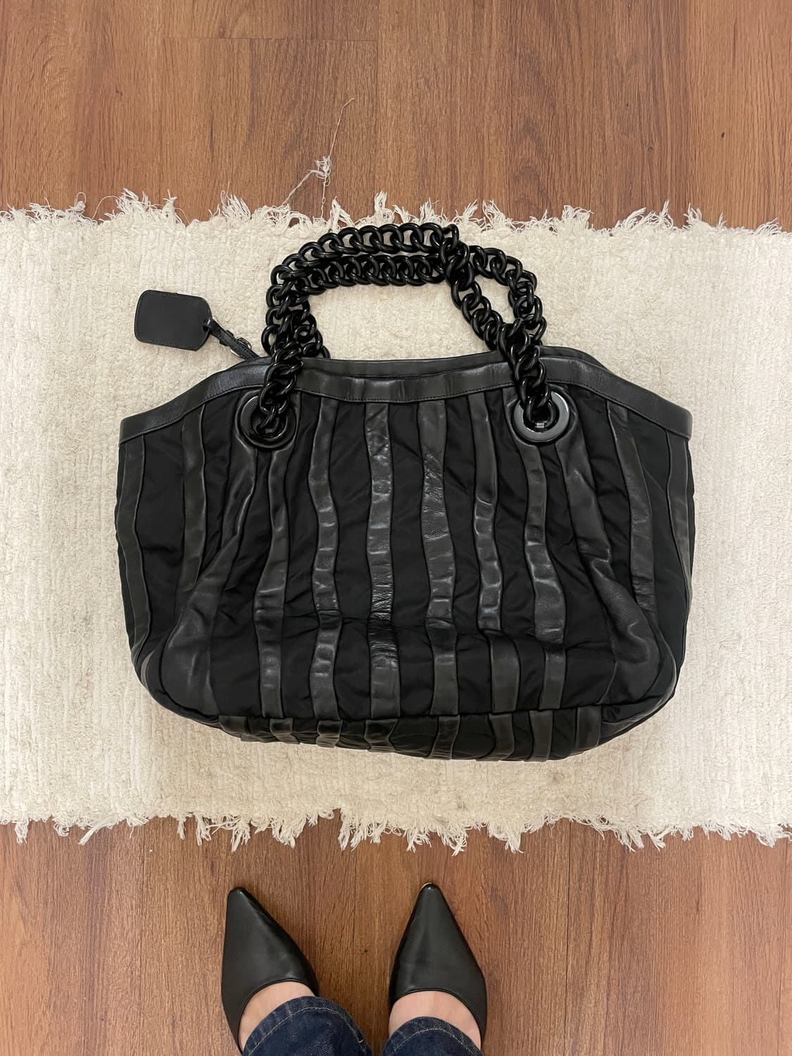 프라다 플리츠 주름 디테일 나일론 레더 믹스 체인 숄더 토트백 블랙 상품이미지3