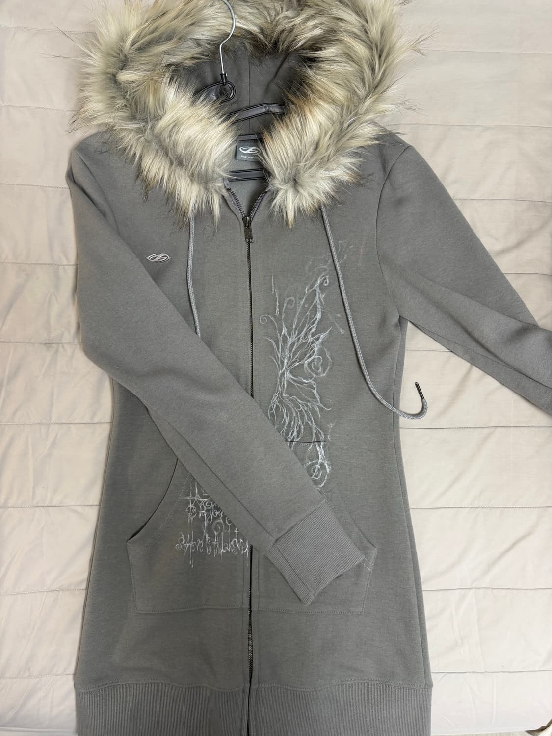 허그유어스킨 퍼 후드 타투 레터링 원피스 상품이미지1