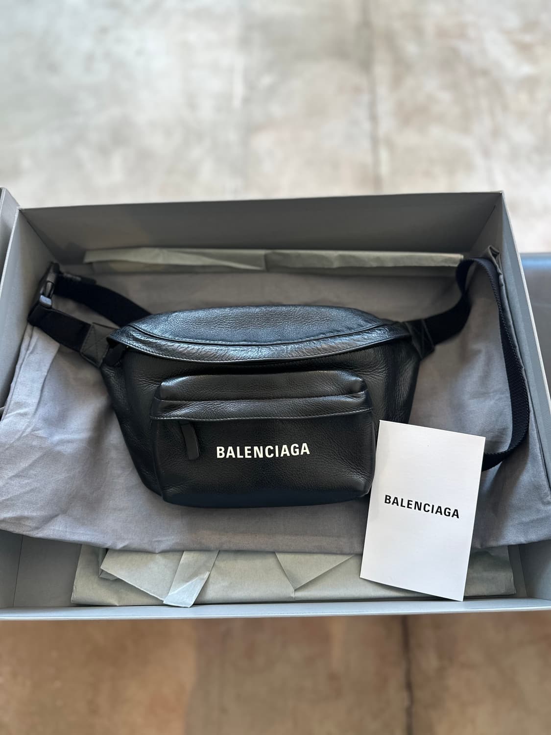 발렌시아가 에브리데이 카프스킨 벨트백 상품이미지1