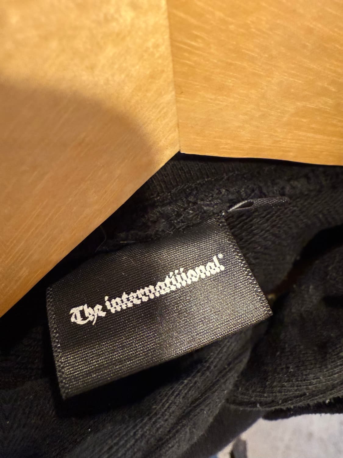 인터내셔널 Intl 로고 블랙 후드티 상품이미지2