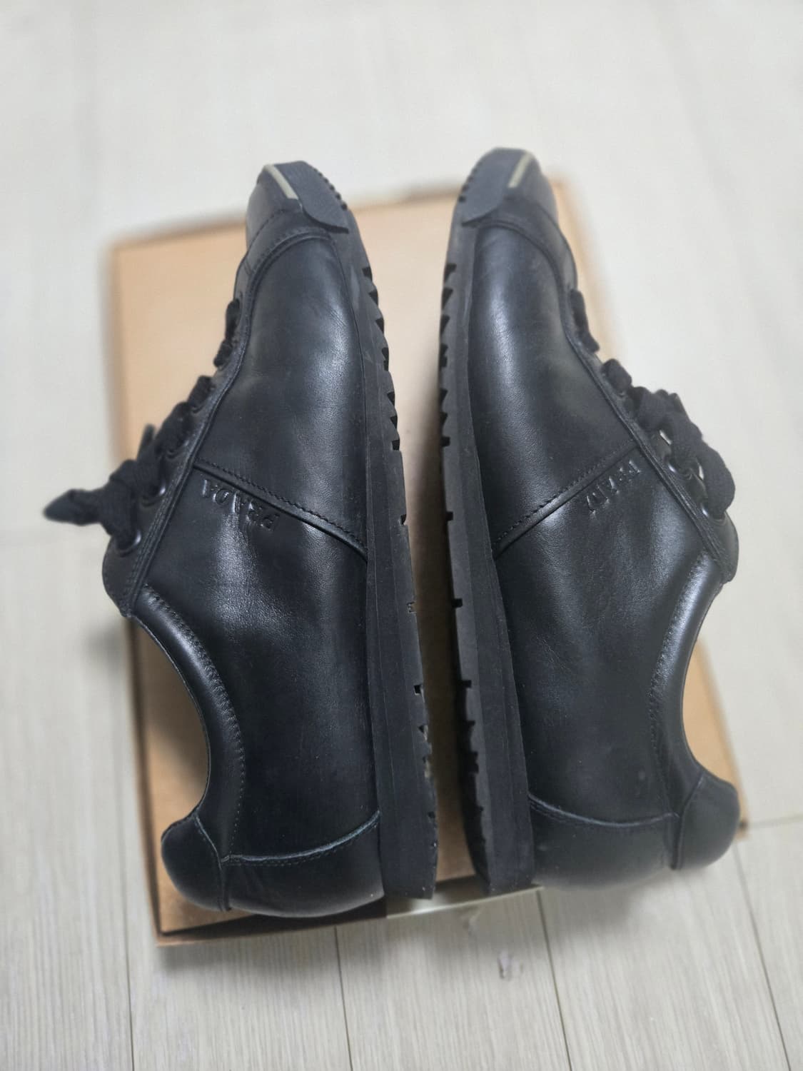 프라다 블랙 가죽 스니커즈 275 상품이미지3