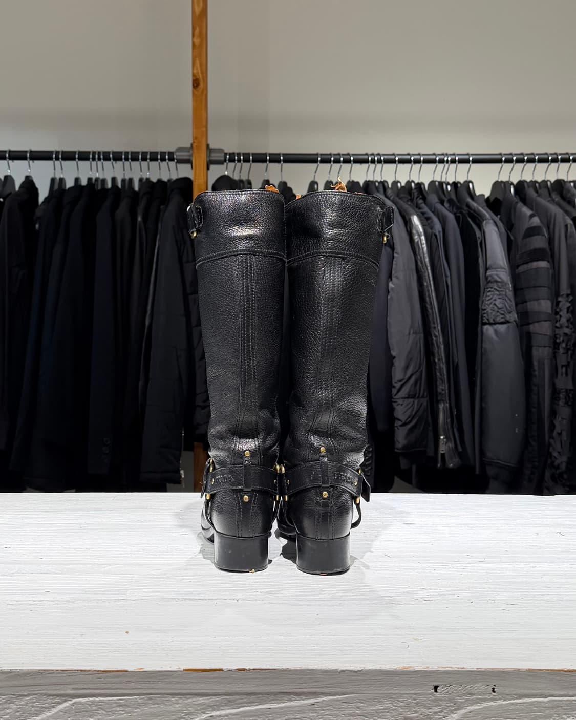 프라다 블랙 비텔로 다이노 금장 레터링 로고 롱부츠 상품이미지5