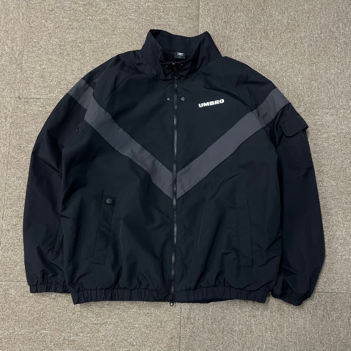 엄브로 ipfu 빅로고 바람막이 자켓 상품이미지2