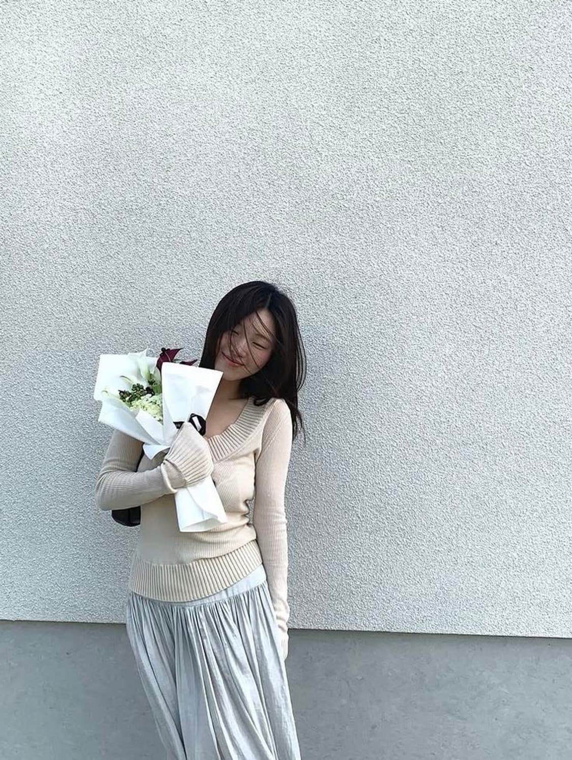 이알로이지 애쉬 베이지 브이넥 니트 상품이미지3