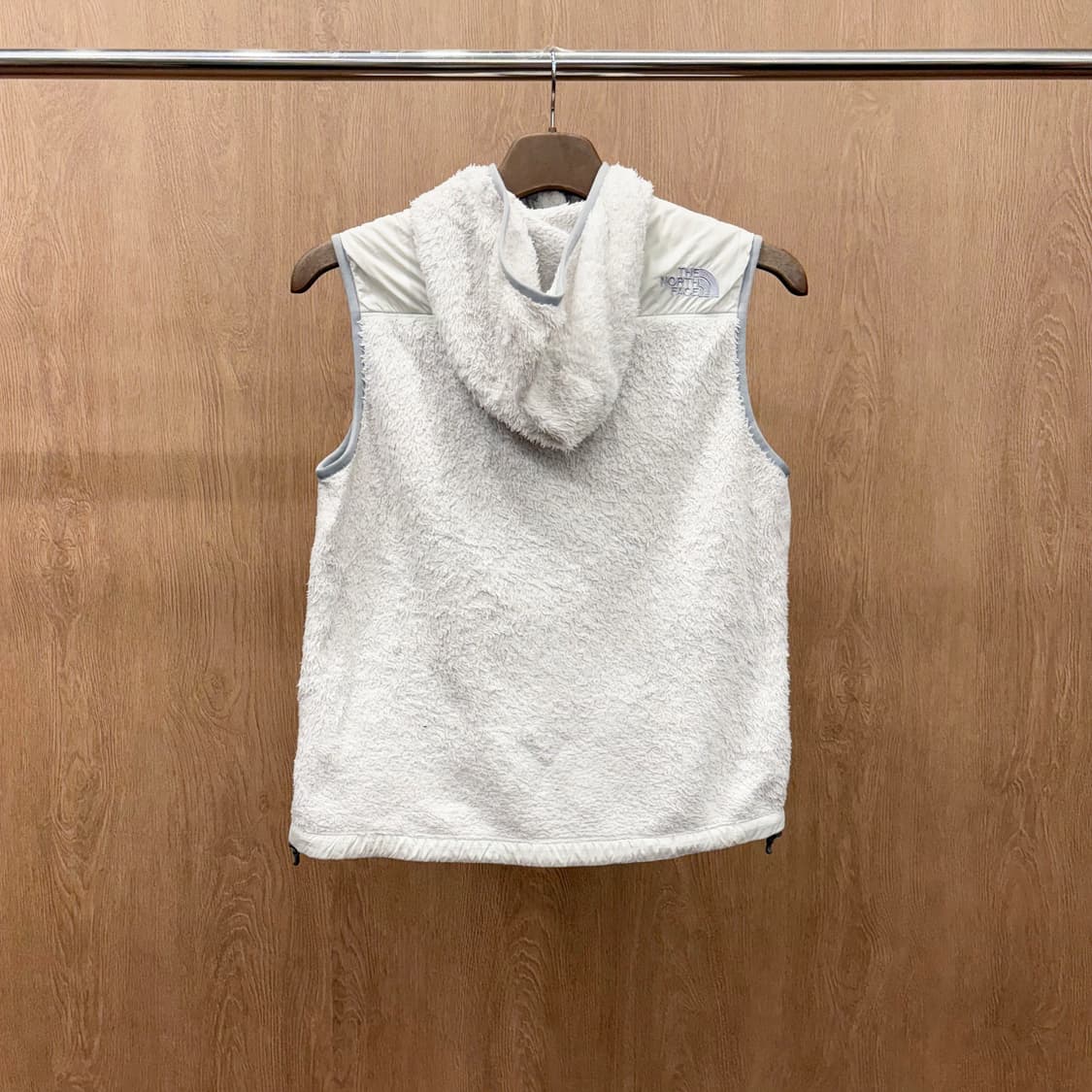 노스페이스 쉐르파 플리스 베스트 나일론 배색 지퍼 포켓 디테일 아이보리 상품이미지3