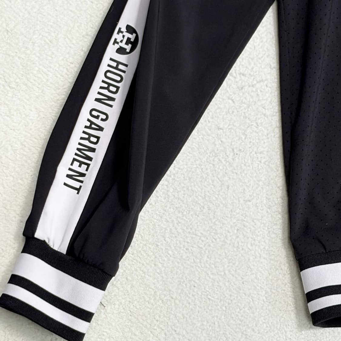 HORN GARMENT 블랙 솔리드 경량 펀칭 윈드브레이커 L 상품이미지3