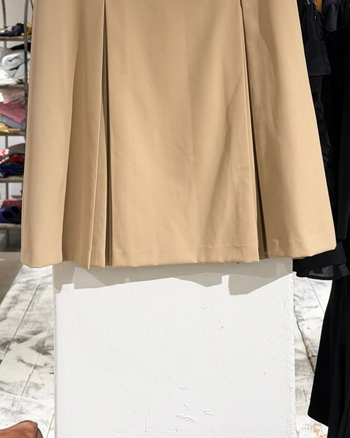 셀린느 베이지 플리츠 금장 로고 미디 스커트 상품이미지3