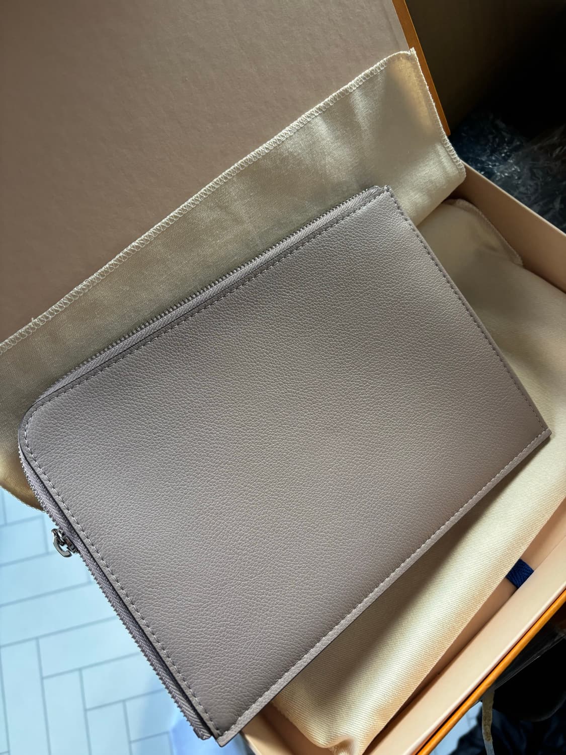 루이비통 포셰트 주르 토프 그레이 클러치백 상품이미지1