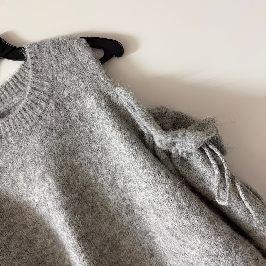 새상품 여자 오프숄더 니트 (그레이) 상품이미지4