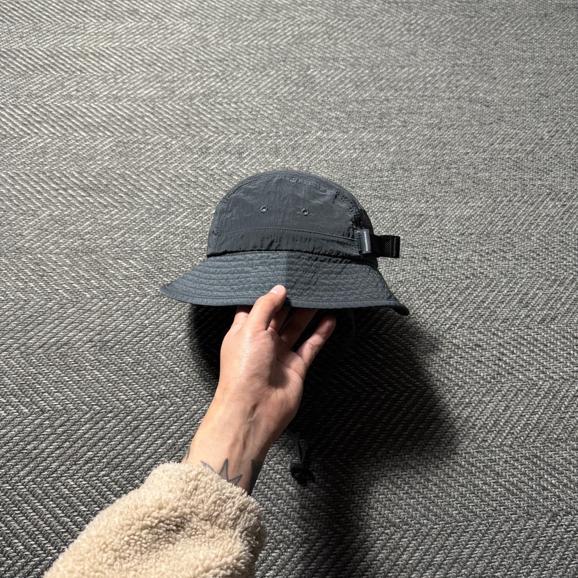 만다리나덕 로고 메탈 나일론 트레블 버킷햇 모자 상품이미지3