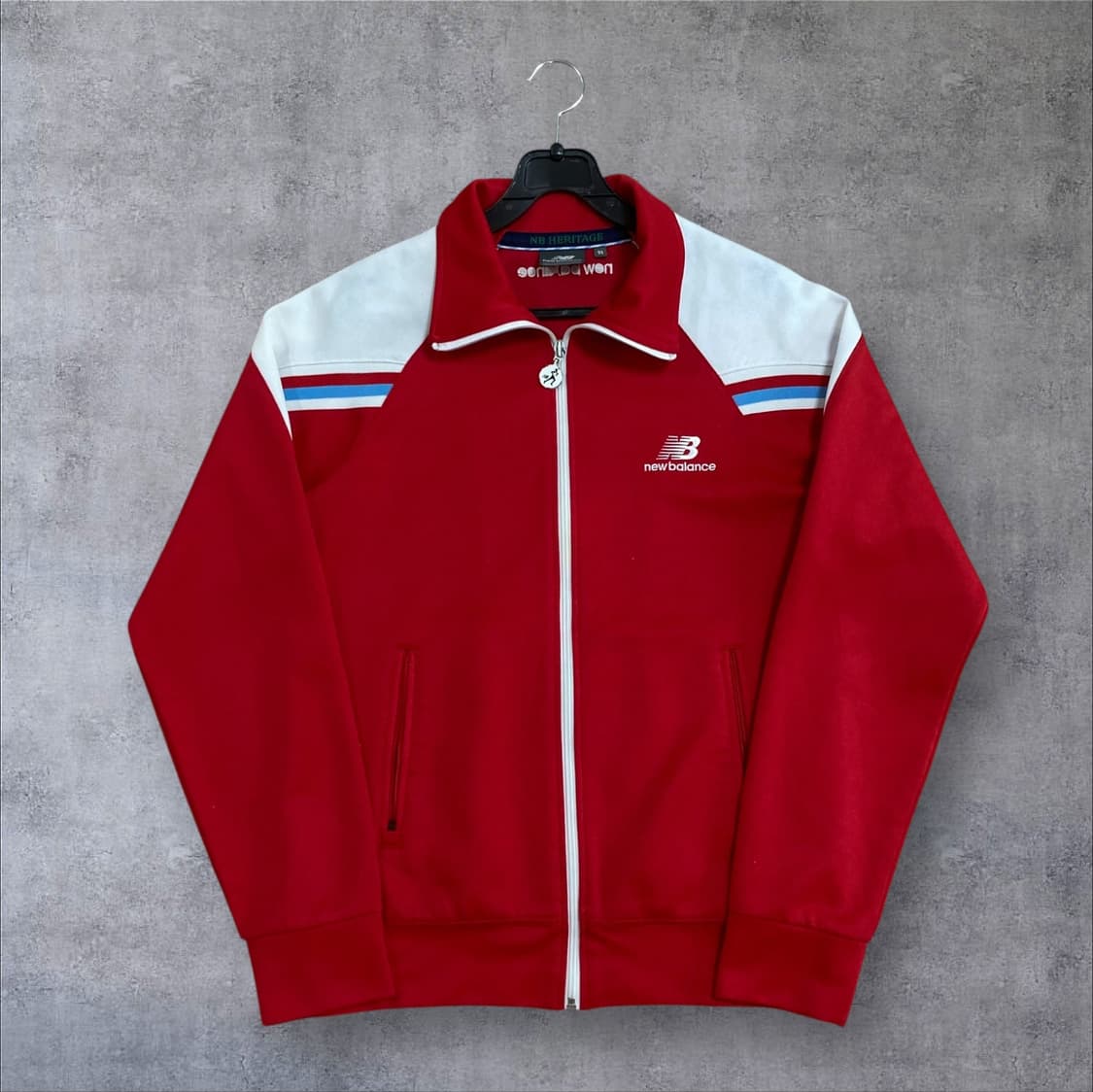 뉴발란스 스몰 로고 레드 배색 트랙탑 져지 상품이미지1