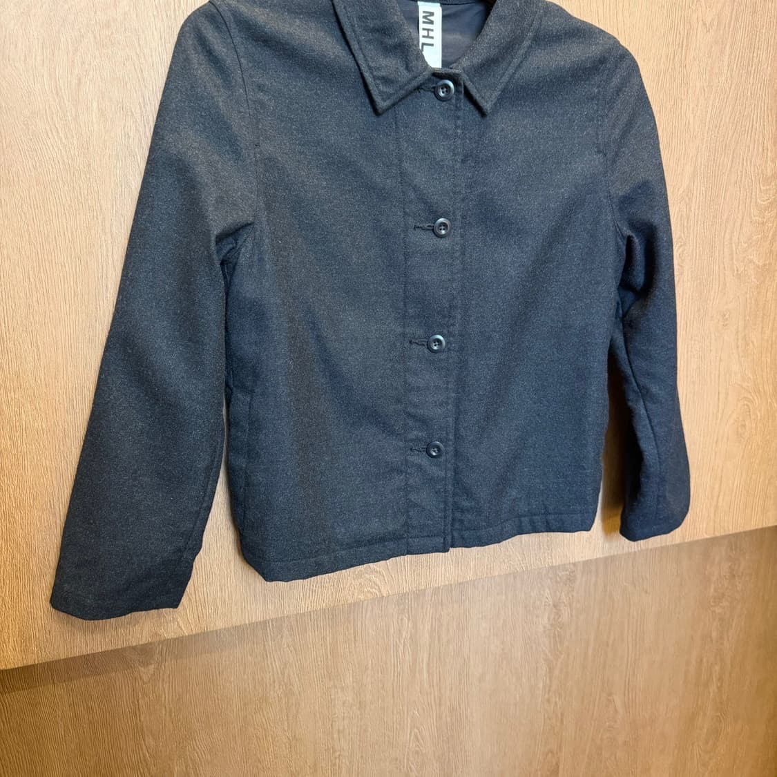 마가렛 호웰 코튼 자켓 버튼 클로징 카라넥 디테일 레귤러핏 블랙 상품이미지4