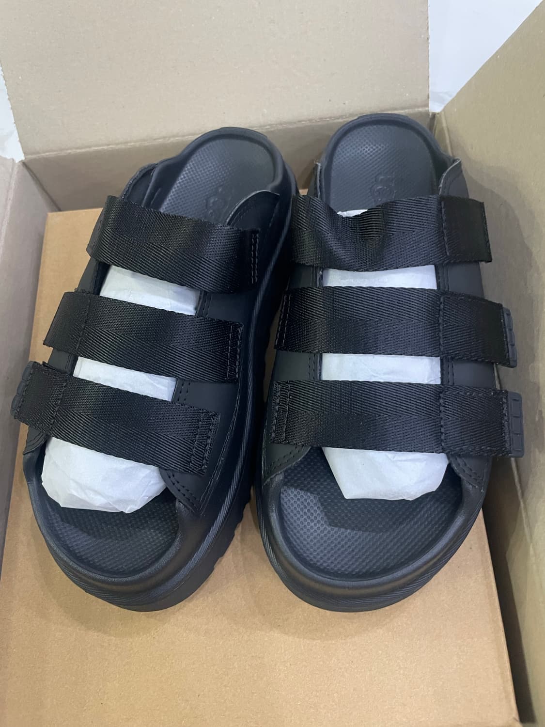 새상품 Ugg 골든글로우 플랫폼 스트랩 슬라이드 블랙  상품이미지3