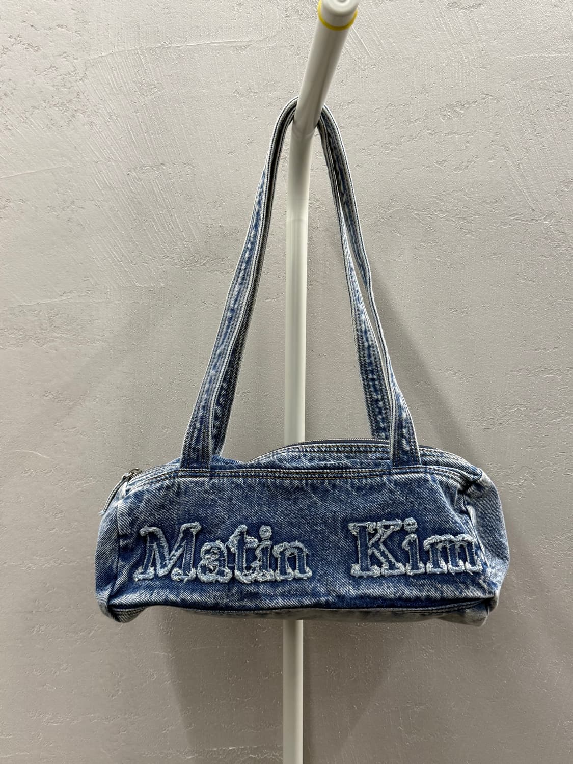 MatinKim 마뗑킴 로고 워시드 데님 더플백  상품이미지2