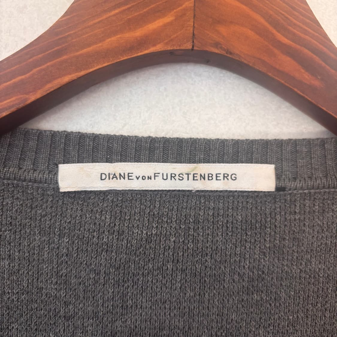 DVF 다이앤 본 퍼스텐버그 그레이 딥브이넥 니트 슬림 실루엣 상품이미지4