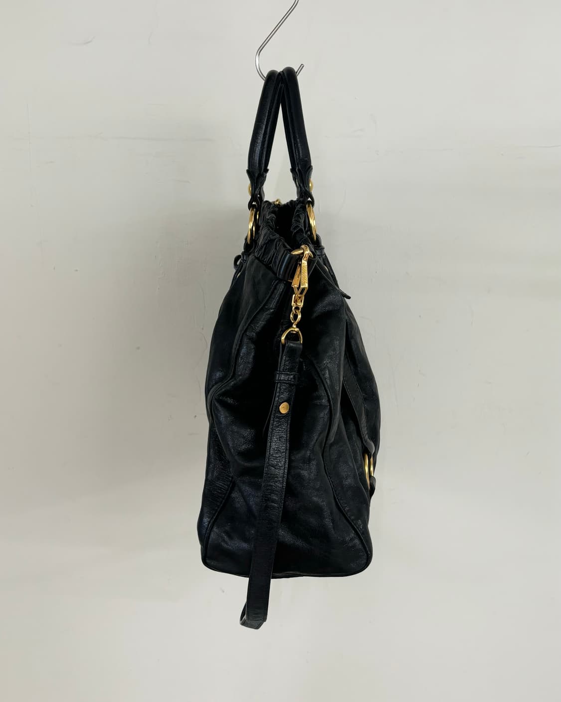 미우미우 블랙 비텔로 럭스 레더 토트백 상품이미지3