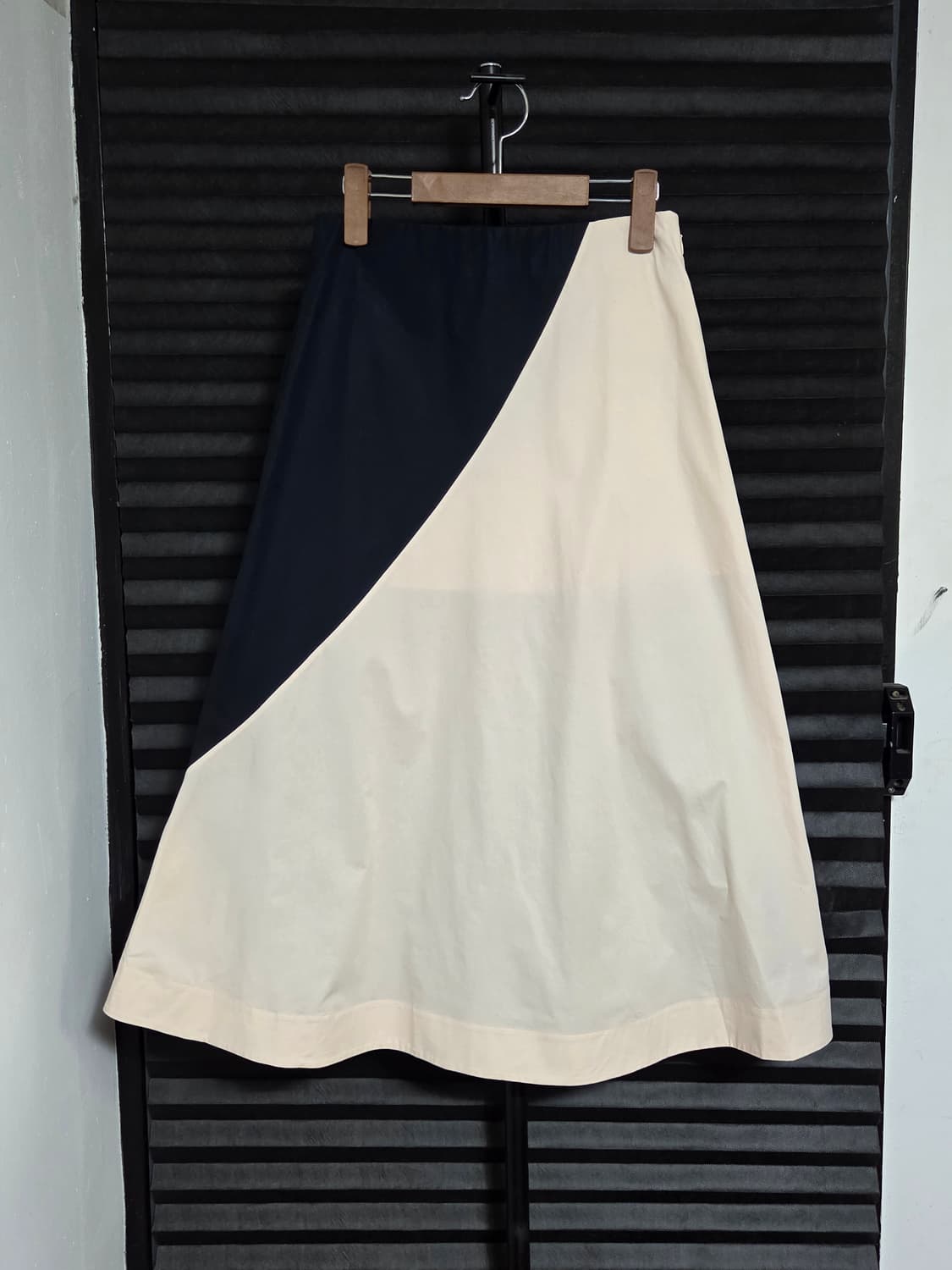 [코스] 언밸런스 컬러블록 코튼 A라인 미디 스커트 | 00106 상품이미지1