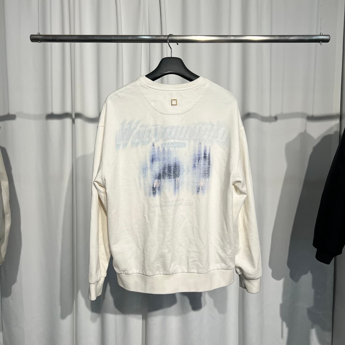 (48) 우영미 백로고 그래픽 맨투맨 화이트 상품이미지1