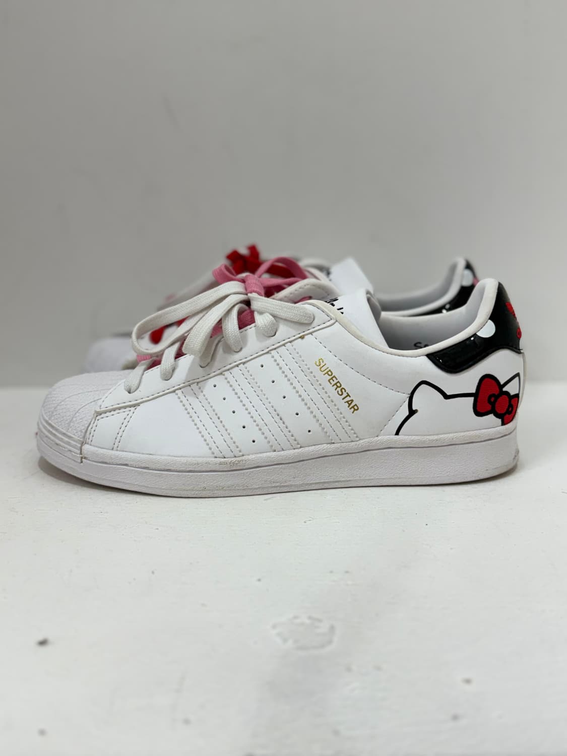 Adidas × Hello Kitty 스니커즈 상품이미지2