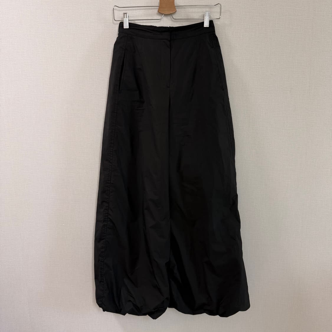 [0] 아모멘토 와이드 패딩 팬츠 블랙 상품이미지1