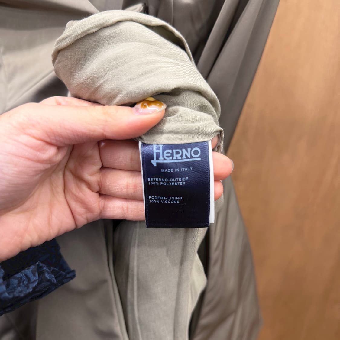 에르노 경량 미디 코트 드레이프 넥 세로 절개 사이드 포켓 디테일 베이지 상품이미지7