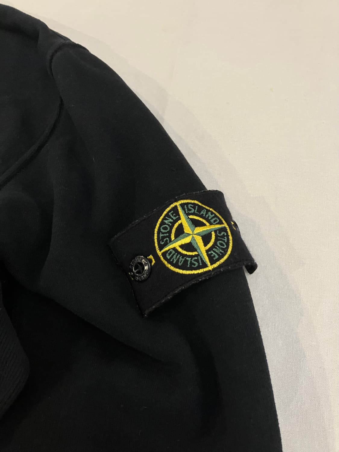 15FW 스톤아일랜드 와펜 스웻셔츠 블랙 상품이미지2