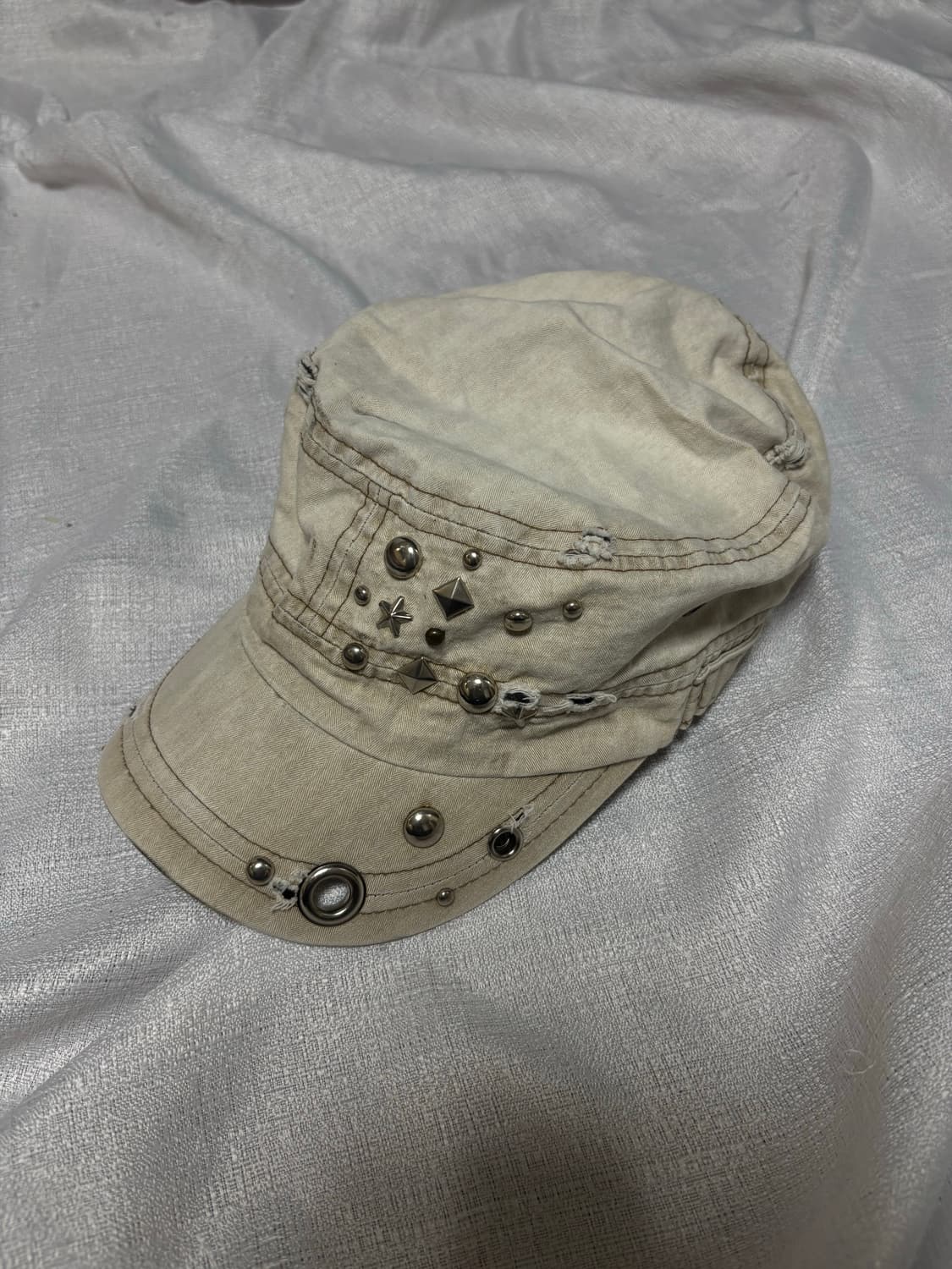 “Unknown” Grunge Beige Washed Stud Cap 상품이미지1