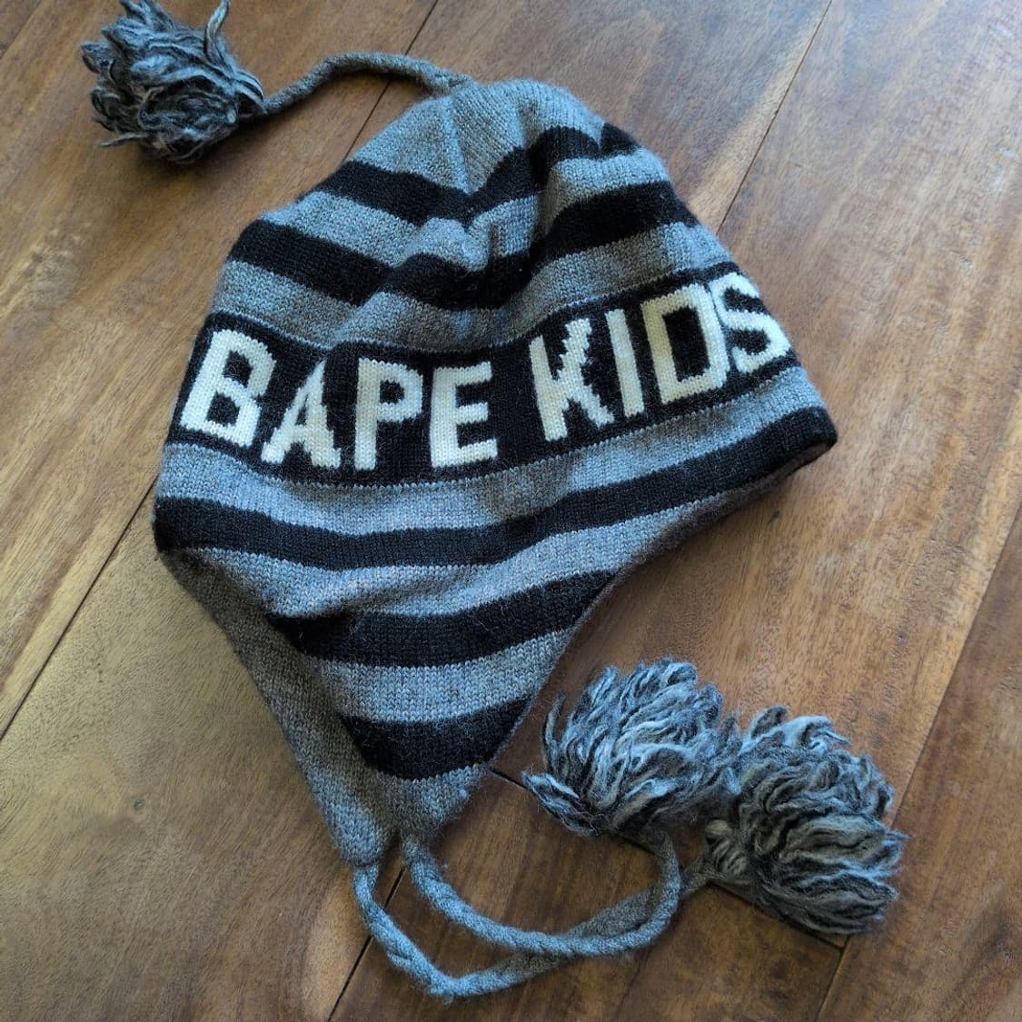 베이프 키즈 그레이 스트라이프 폼폼 비니 상품이미지3