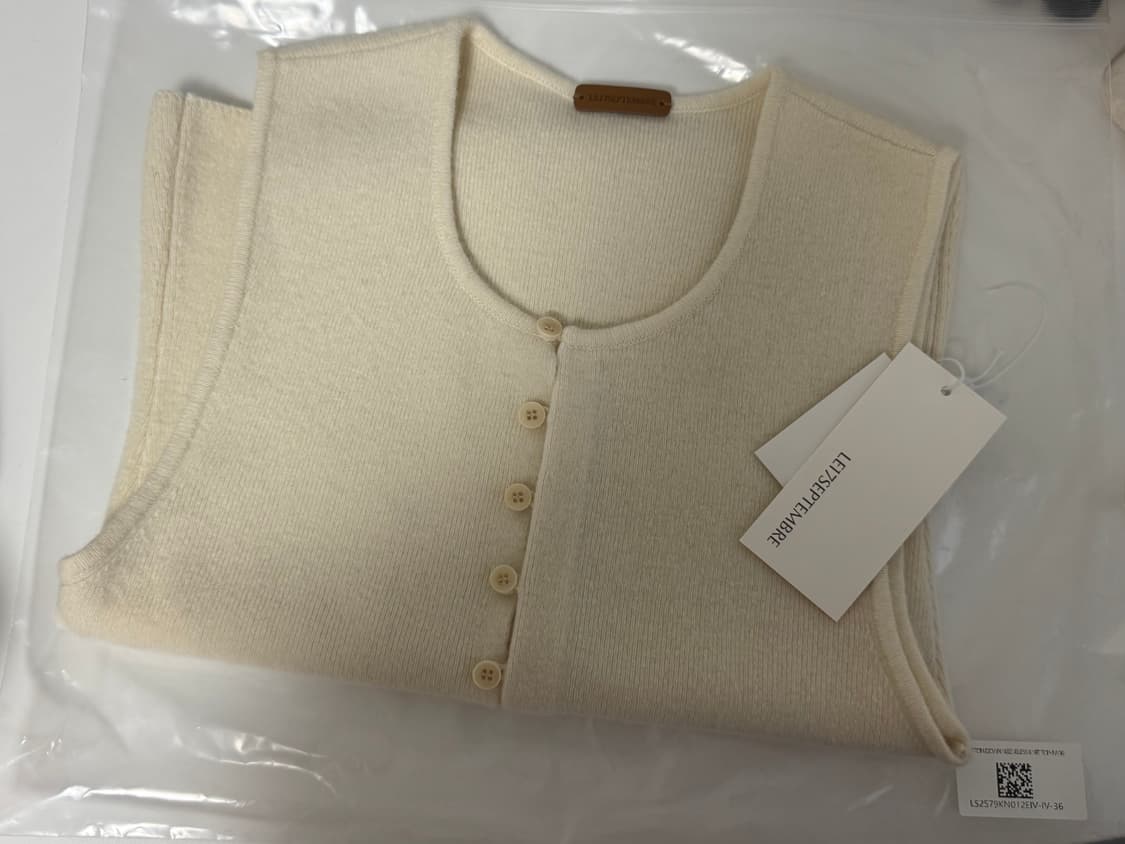 르917 BUTTON DOWN SLEEVELESS KNIT TOP 상품이미지3