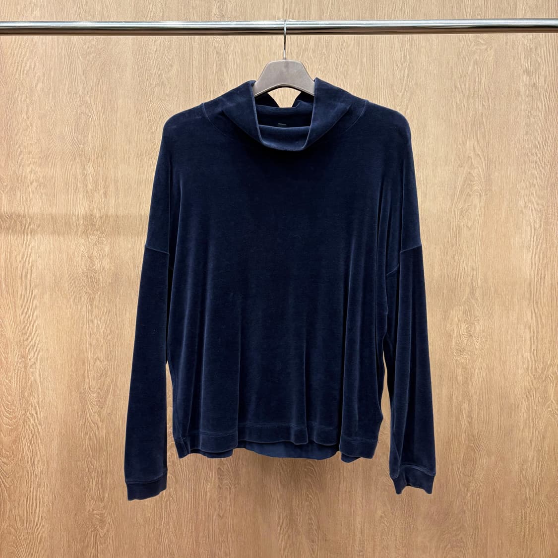 코스 하이넥 루즈핏 긴팔 티셔츠 벨벳 텍스처 드롭 숄더 디테일 네이비 상품이미지2