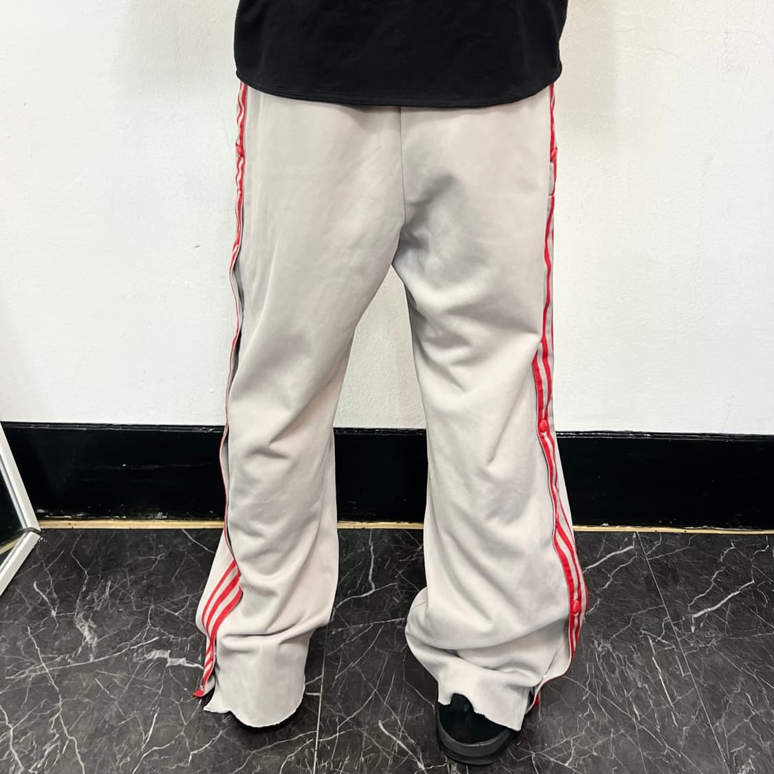 아디다스 레드 삼선 사이드 스냅버클 와이드 트랙팬츠 상품이미지4