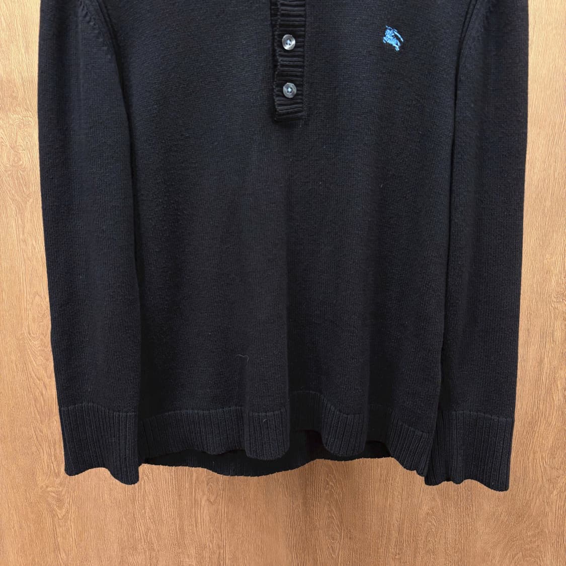 버버리 블랙 라벨 하프 버튼 긴팔 니트 배색 리브 로고 자수 디테일 블랙 상품이미지5