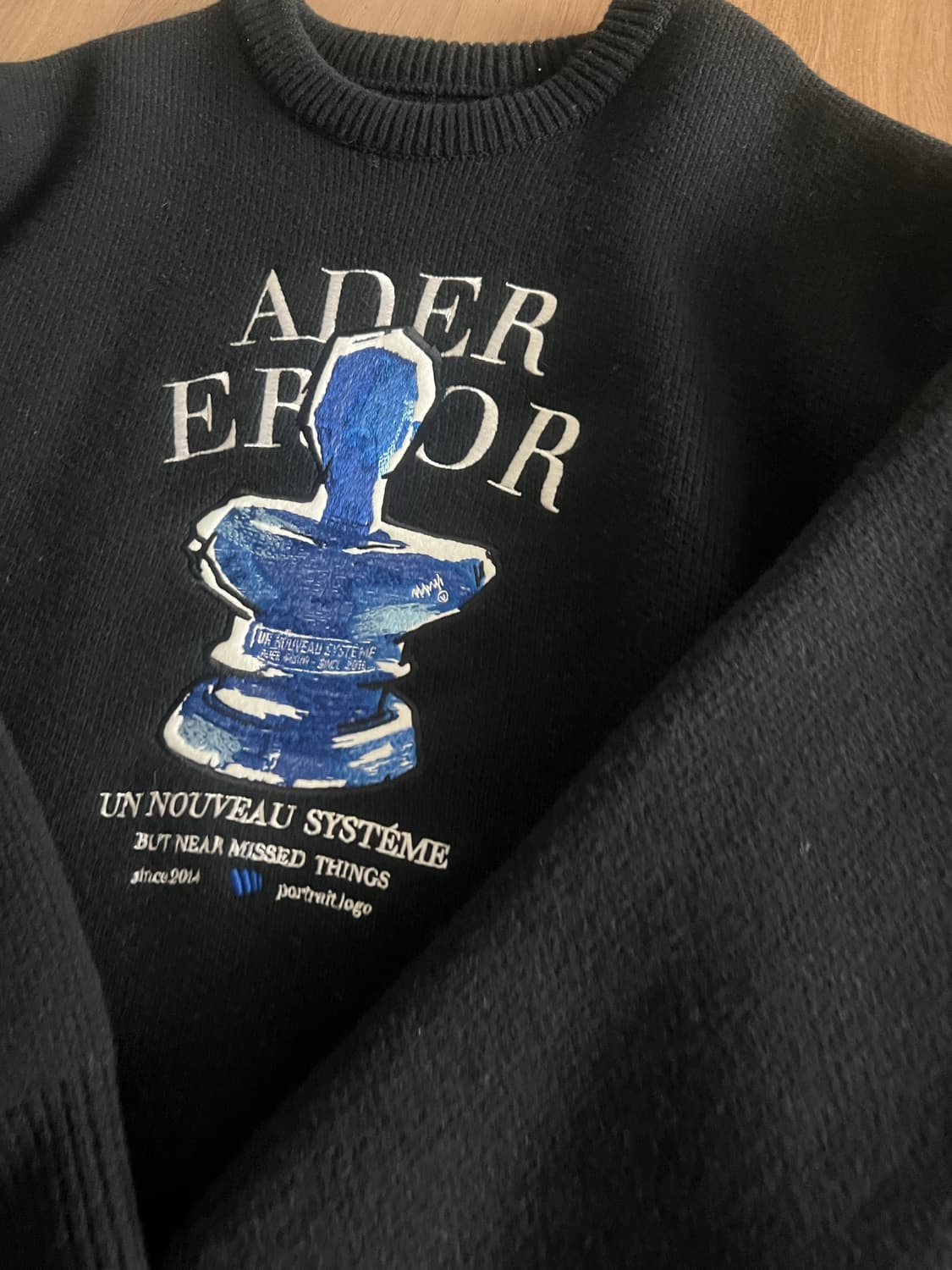 아더에러 포트레이트 트로피 니트블랙A1 상품이미지6