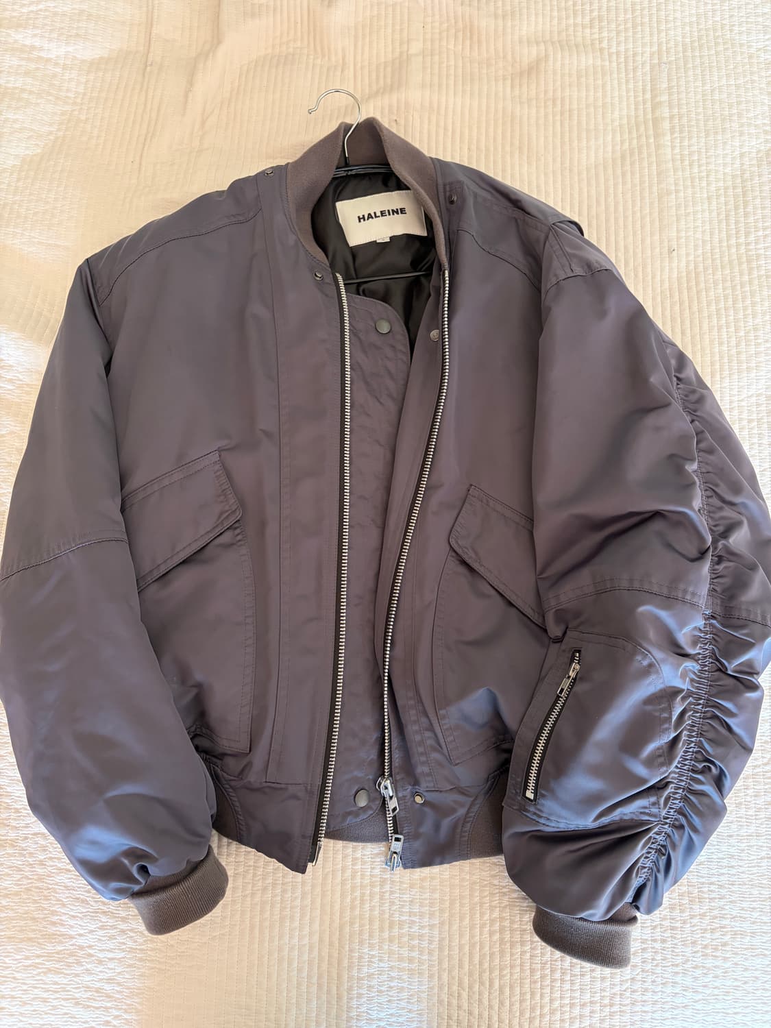 알렌느 사틴 3D 디테쳐블 핑거 홀 봄버 상품이미지1