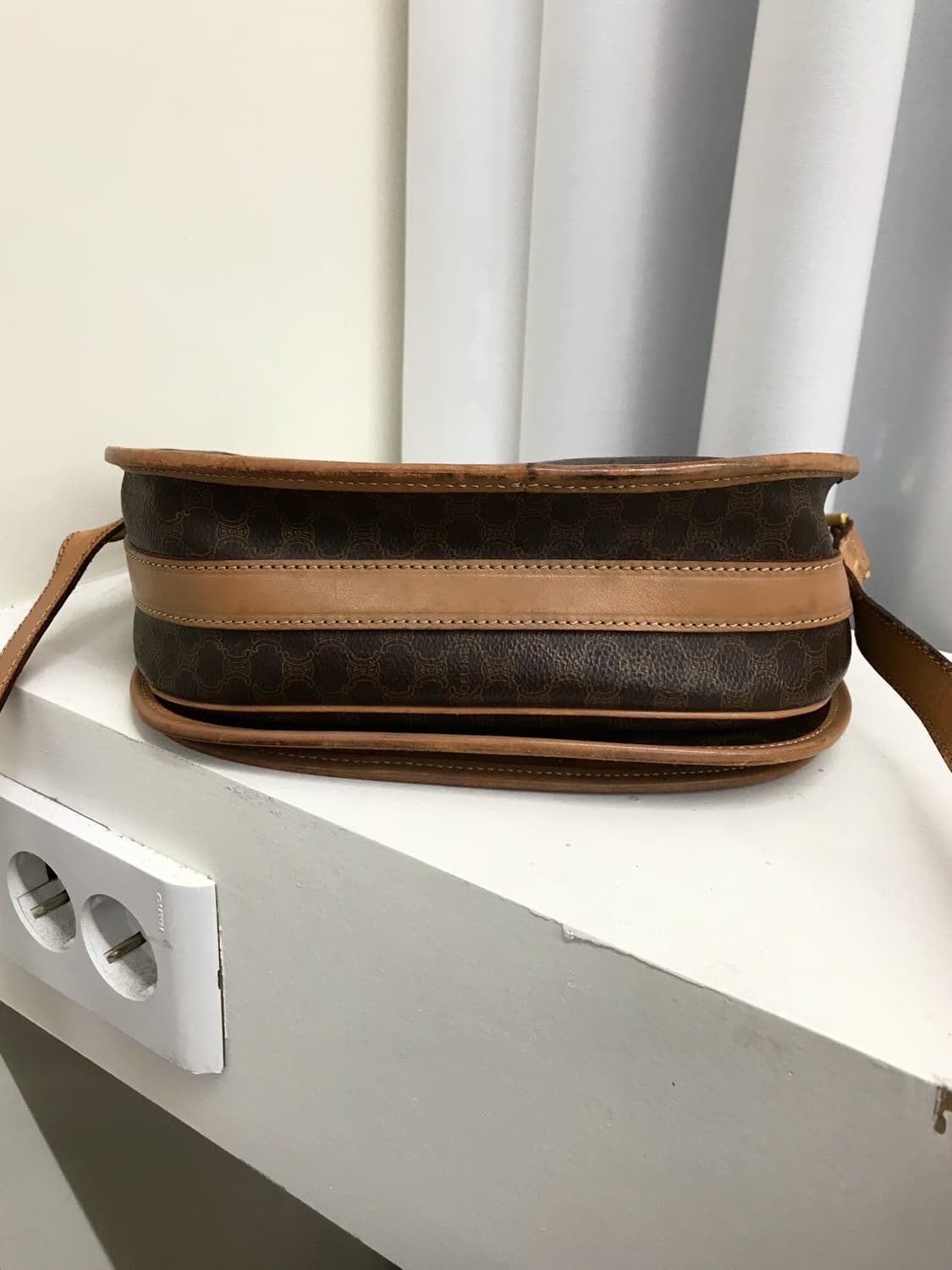 셀린느 가죽 로고 마카담 크로스백 상품이미지4