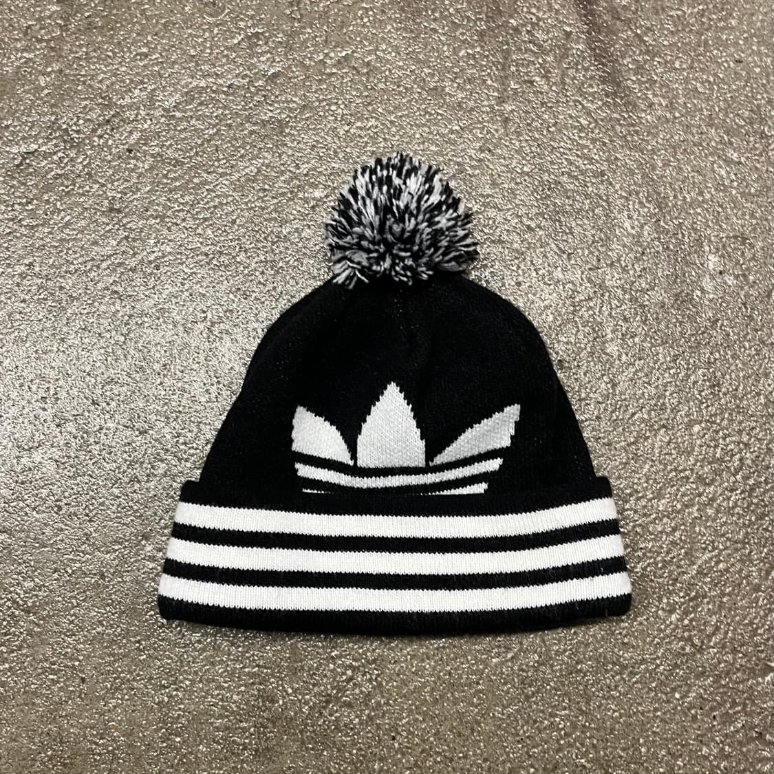 아디다스 빅 로고 방울 비니 상품이미지1