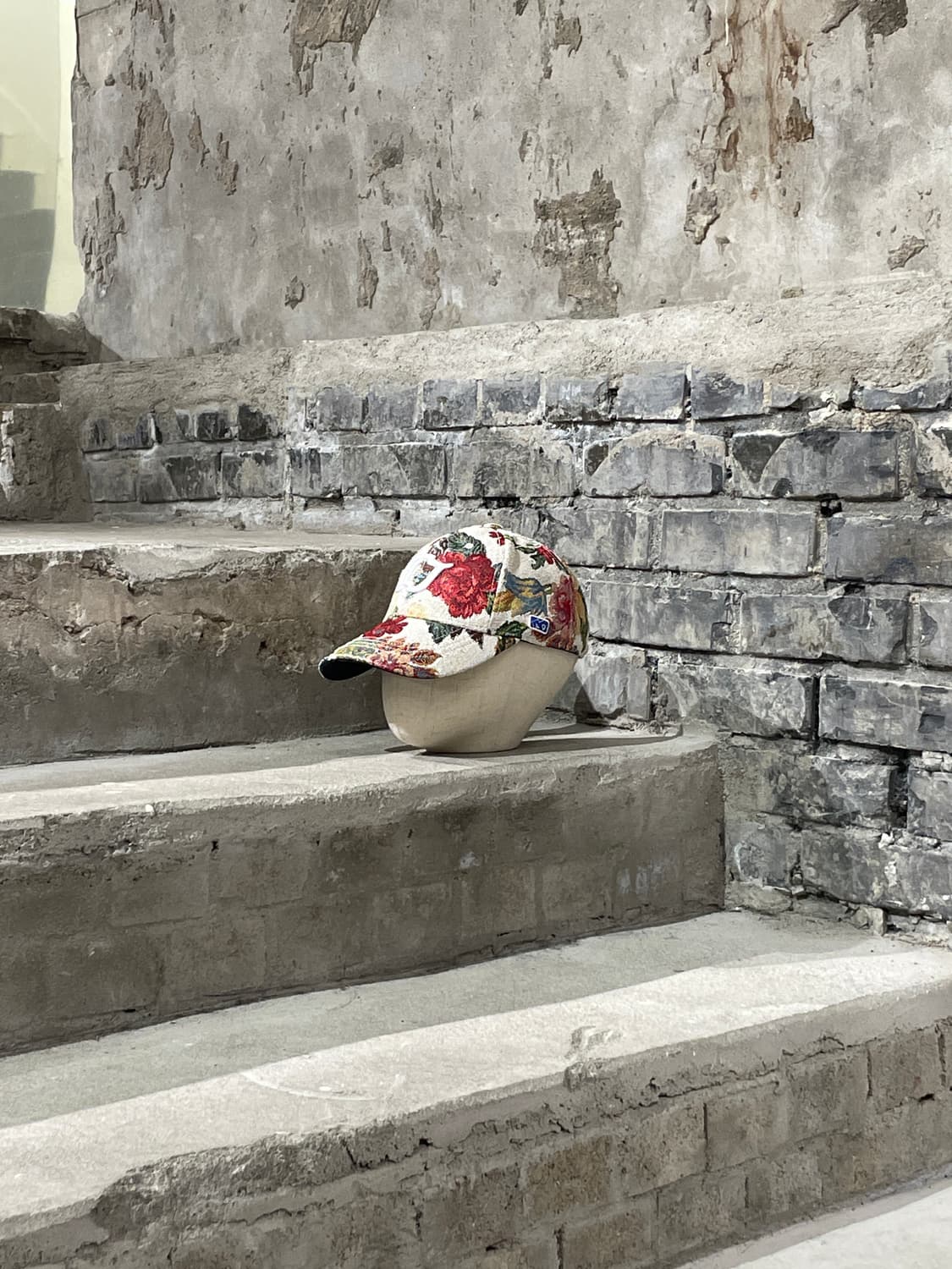 아더에러 23S/S 아이보리 커시브 trs 플로럴 볼캡 상품이미지2